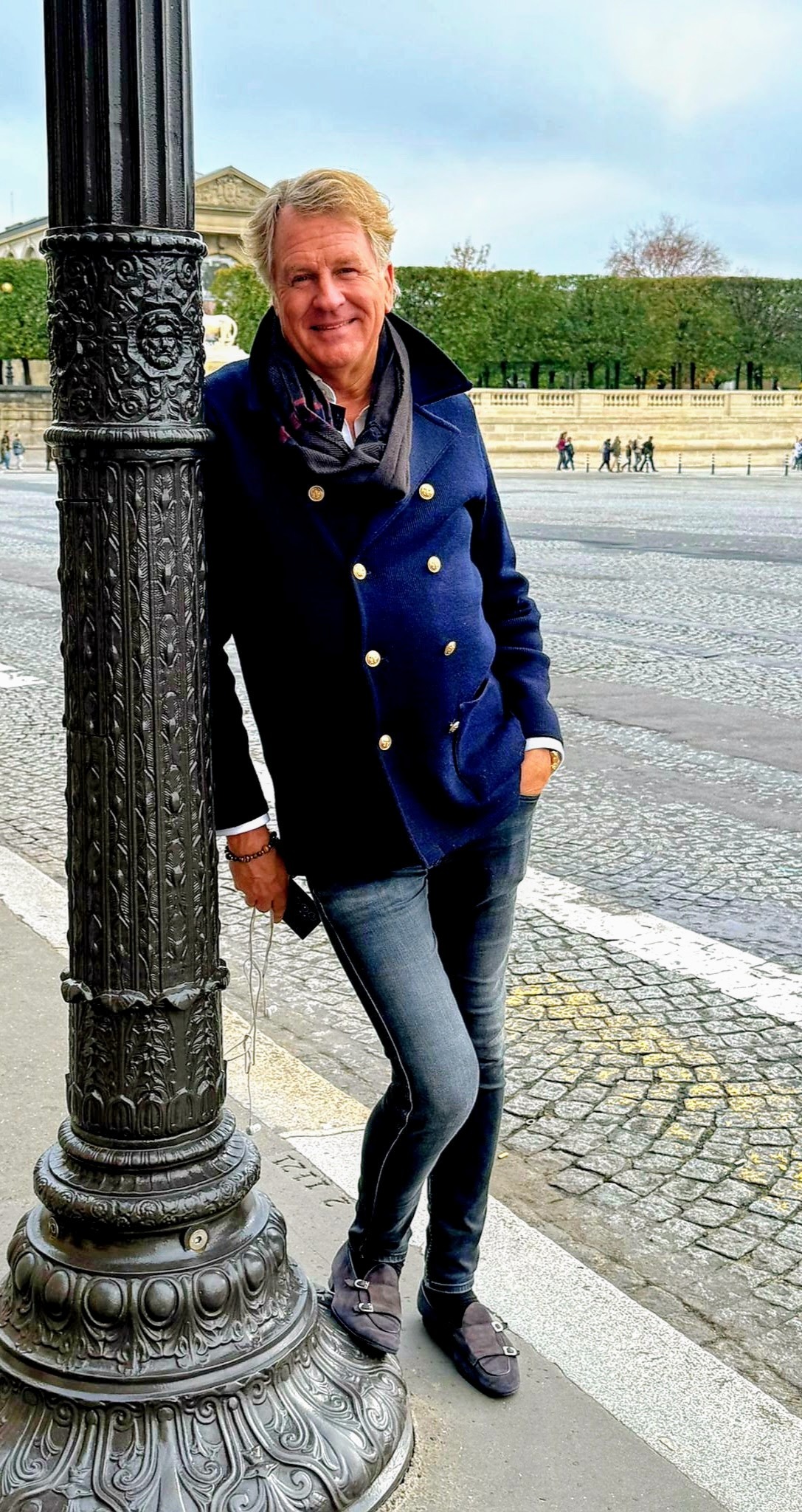 Lars Carlstrom beside an ornate lamppost in Paris
